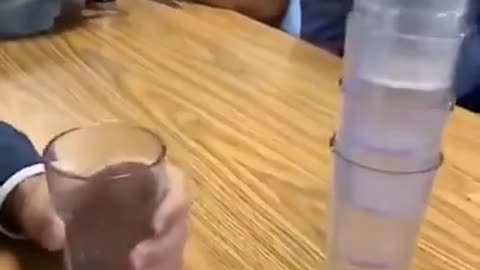 杯子：晕，被他装到了！