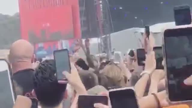 Lil pump dj performance falls off stage into crowd