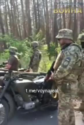 Ukrajinští nacisté na motocyklech Dněpr