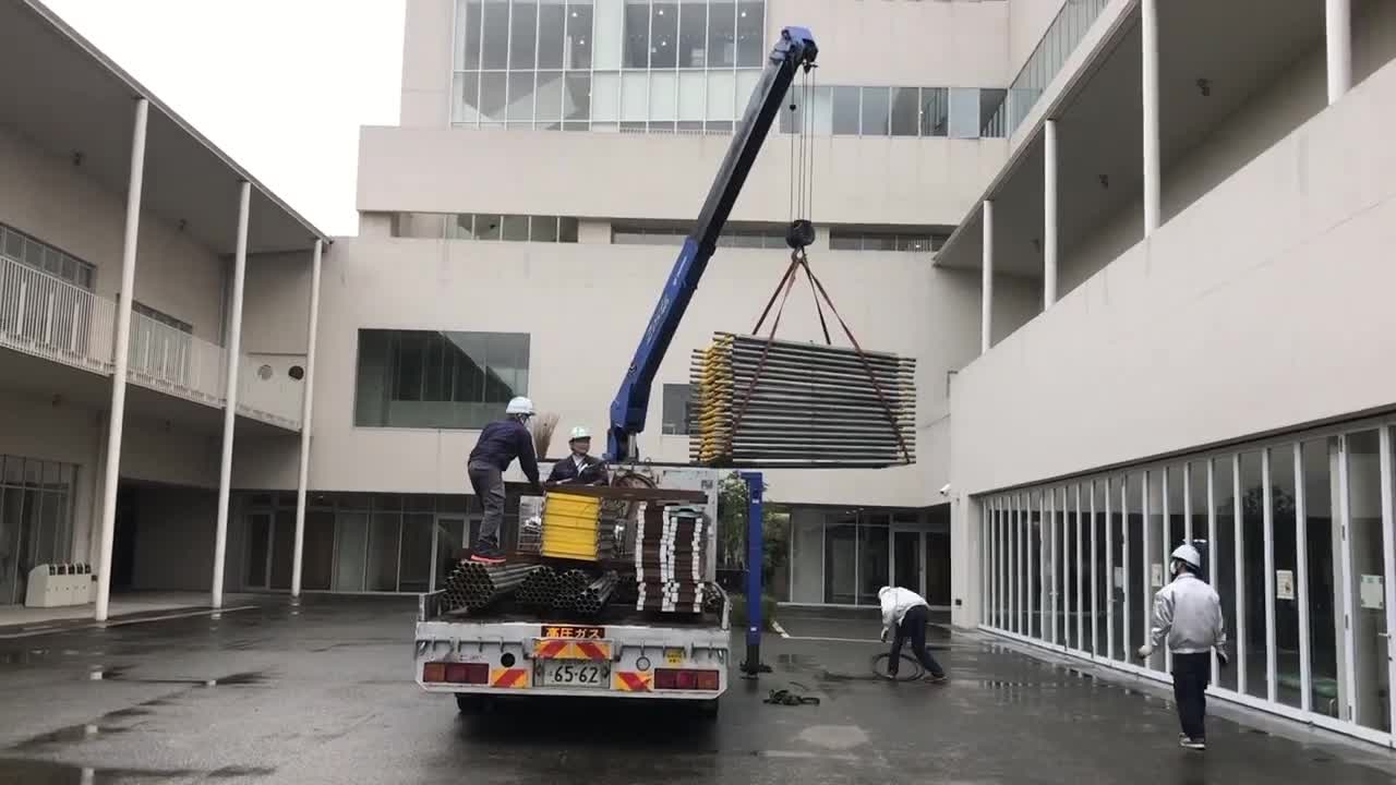 Arrange the scaffolding onto the truck
