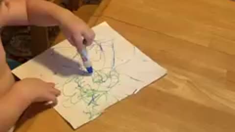 Look at mommy’s little Picasso