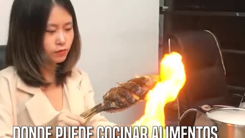 Ella causa furor por su insólita forma de cocinar en la oficina