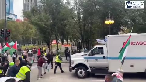 BREAKING: The Black Hebrew Israelites are now battling the pro-Palestinian protesters in Chicago°