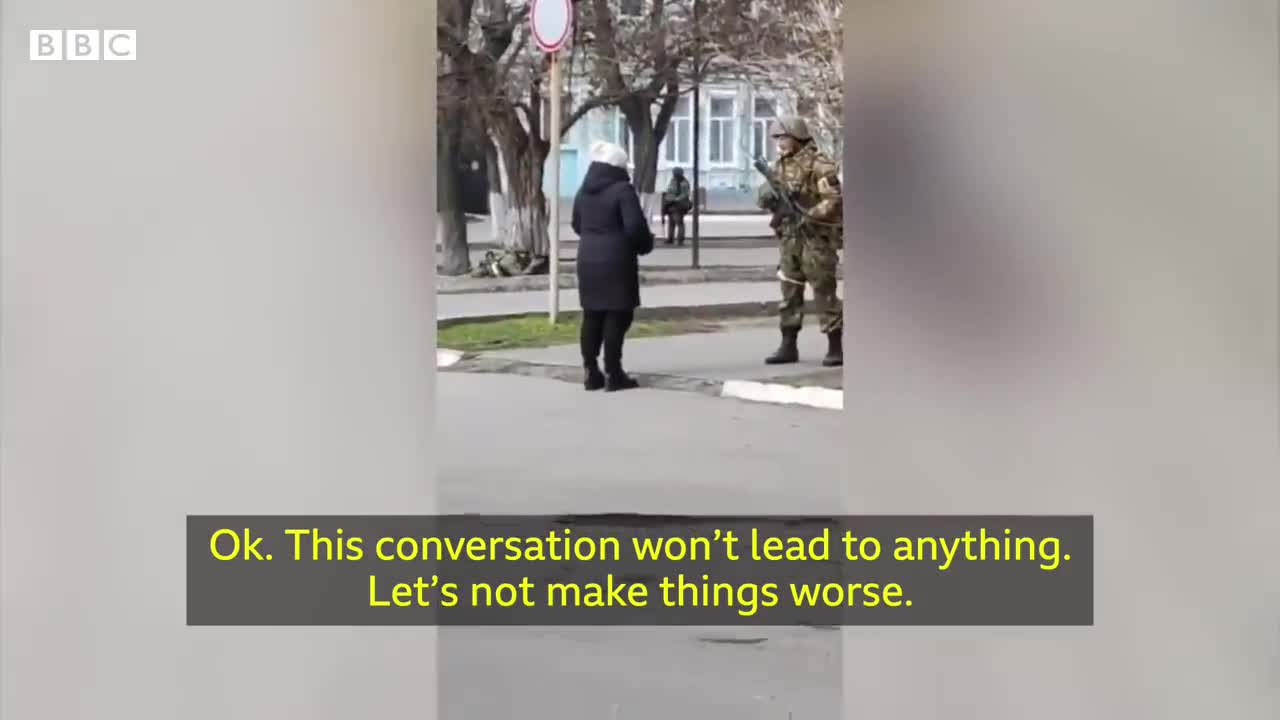 Ukrainian woman confronts armed Russian soldier - BBC News