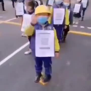Bambini in Cina in fila per la scuola materna Novembre 2021