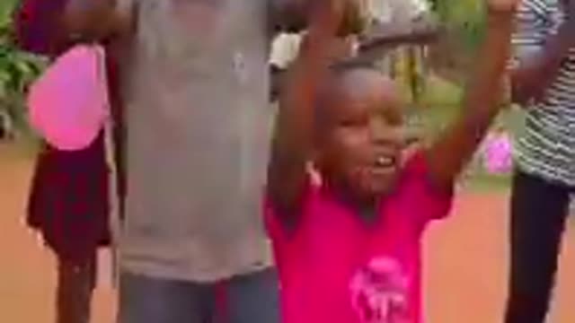 Africa, i ragazzini di un villaggio creano il miglior gruppo musicale e augurano "Feliz Navidad"