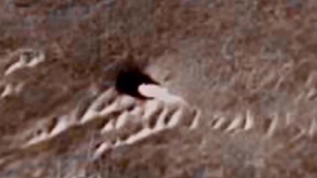 Immagine NASA di Marte con tre immense torri