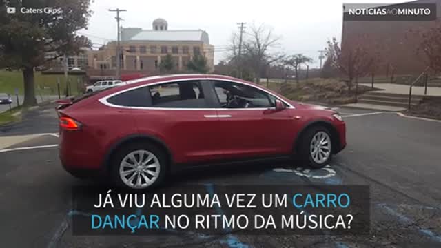 Carro com tecnologia de ponta dança ao som de música de Natal