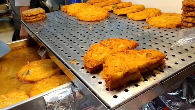 The making process of mung bean pancakes hidden in the market.