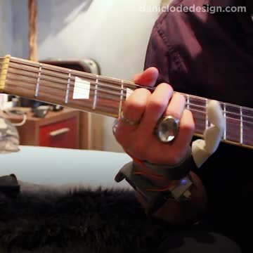 London Designer Creates A Prosthetic Third Thumb