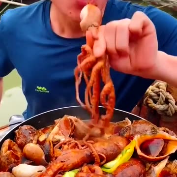 Chinese_fisherman_cooking_and_Eating_fresh_seafood...(720p)