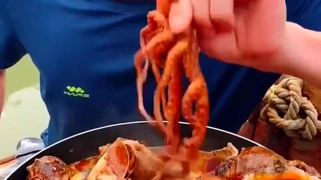 Chinese_fisherman_cooking_and_Eating_fresh_seafood...(720p)