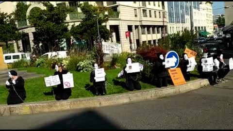 Les Masques Blancs Lyon Action pancartes Partie II sur le RP Hôpital de la Croix Rousse le 16 Oct