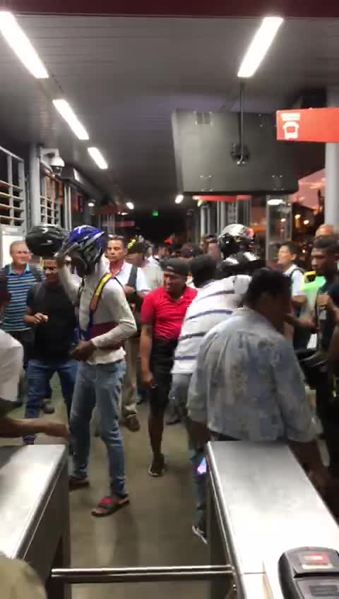 Video: agreden a hombres por presunto robo en estación de Transcaribe