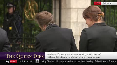 Emotional royals inspect tributes to Queen