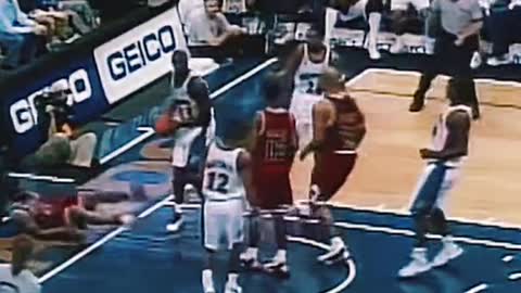 Michael Jordan’s shot is blocked, but he gets revenge in less than 5 seconds ??