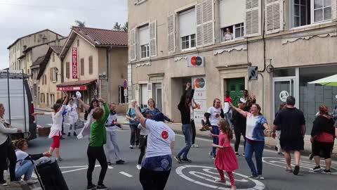 Les Masques BLancs Lyon dansent sur HK et Jerusalema à Belleville 17 juillet