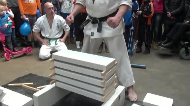 Demonstration KYOKUSHINKARATE part Tameshiwari