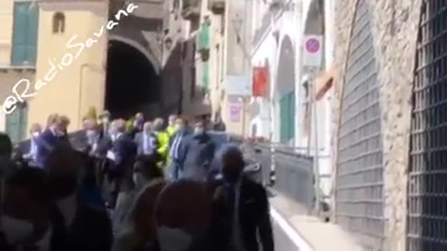 24/04/2021 AMALFI - ESPLODE L'IRA DEI CITTADINI. MINISTRO CANCELLIERI FUGGE CON LA SCORTA