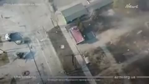 Drone footage captures strikes on Russian tank in Mariupol,Ukraine