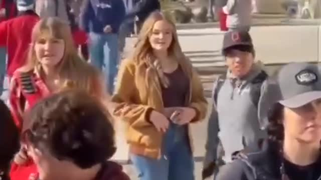 More high schoolers standing up themselves and going to school maskless despite "mandates." 🇺🇲