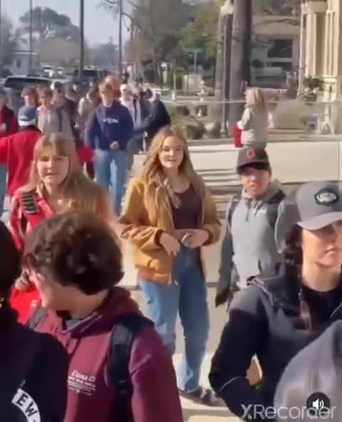 More high schoolers standing up themselves and going to school maskless despite "mandates." 🇺🇲