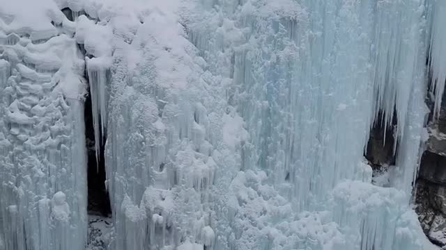 Just got a bunch of new snow overnight 😍 Who loves to hunt frozen waterfalls . . . .