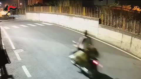 Napoli, uccide l'amico e trasporta il cadavere in scooter