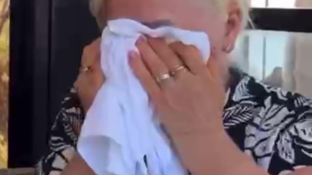 Nëna e Noizyt qan teksa e pret të birin nga burgu