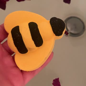 Bumblebee bath bomb bee