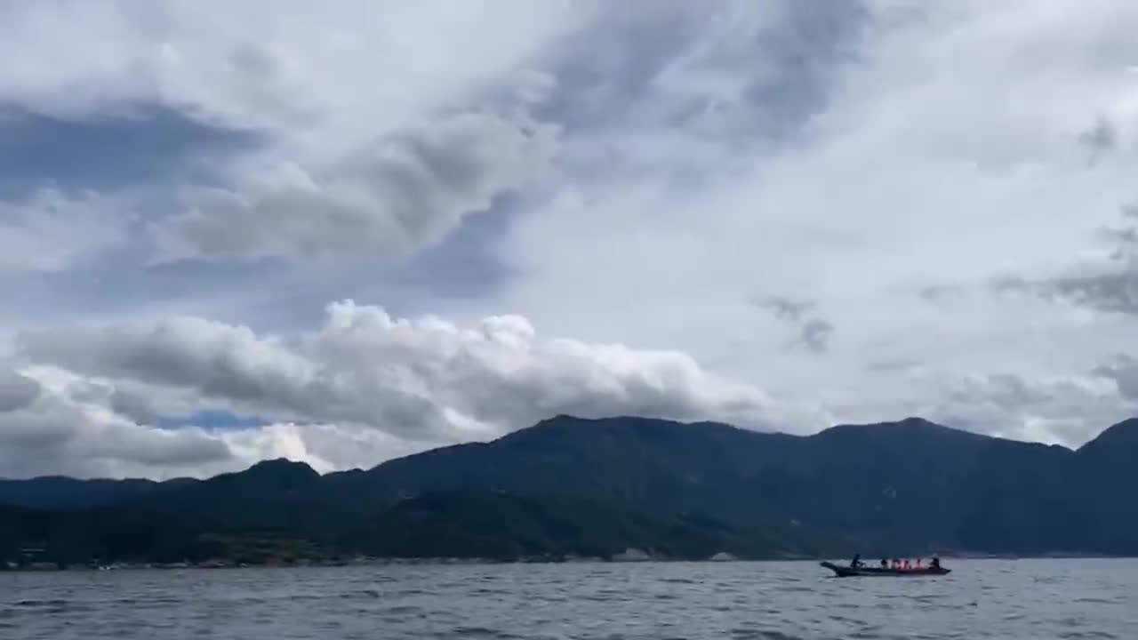 Shuttle between the two mountains by boat