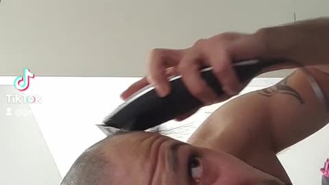 Gamermick cutting is own hair wow