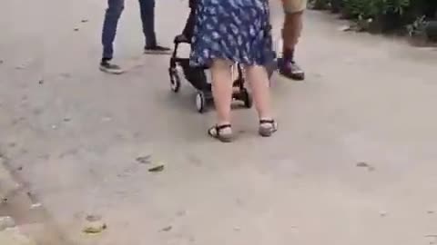 Ένας μετανάστης στην Ισπανία χτυπά ένα μωρό. Ναι, ένα μωρό. Με όπλο πρέπει να κυκλοφορούμε!