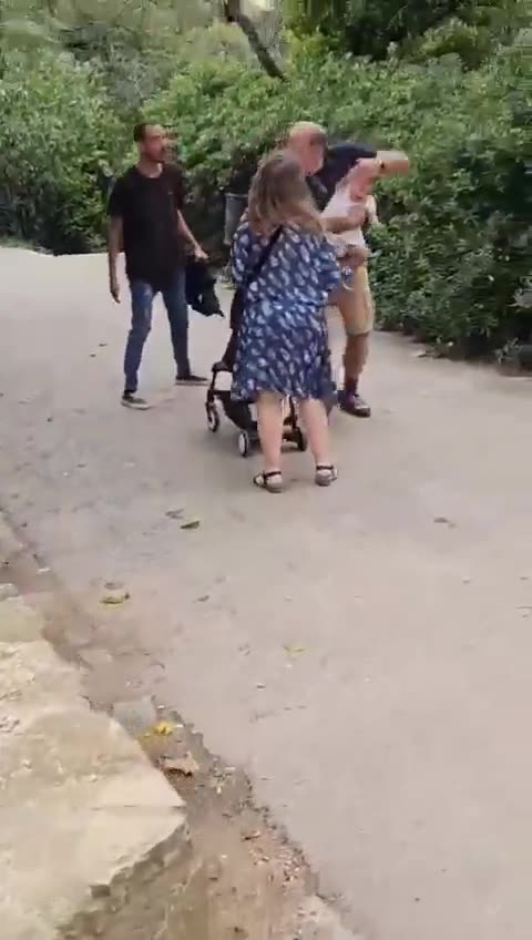 Ένας μετανάστης στην Ισπανία χτυπά ένα μωρό. Ναι, ένα μωρό. Με όπλο πρέπει να κυκλοφορούμε!