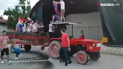 Navijačko slavlje na traktorima