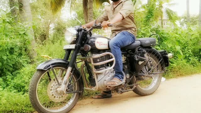 Royal Enfield doesn’t need a Horn, it’s “Dugg Dugg” sound is enough.