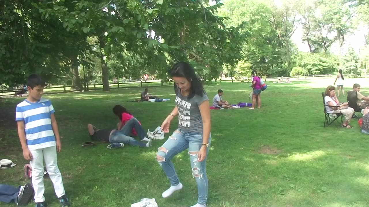 Luodong Massages Beautiful Mexican Woman At The Park