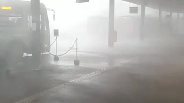 Storm at the bus station in Niterói, it looked like a deluge.😱
