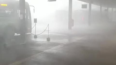 Storm at the bus station in Niterói, it looked like a deluge.😱