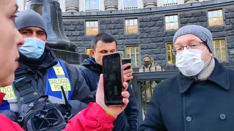 УКРАИНА (Ukraine), Киев. Представитель Кабмина - Шевченко (34) принимает Заявления протесты.