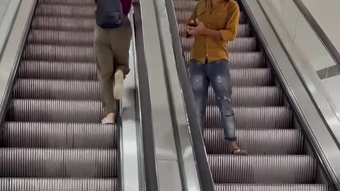 Escalator Prank 😝Mujhpe Bhari Par Gya🥹||