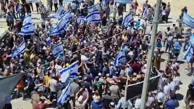 מצפה רמון: מול הטרול הפרוגרסיבי שהתעקש לצעוד בעירום