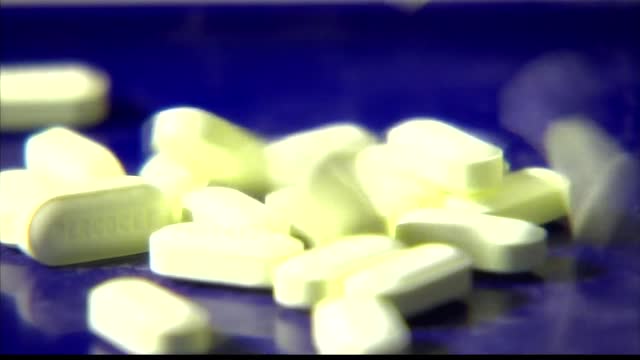 Fentanyl saturates Indiana market DOCUMENTARIO L'epidemia di farmaci oppioidi sintetici a base di fentanyl in Nord America.oltre i senzatetto sono pure pieni di drogati in America.