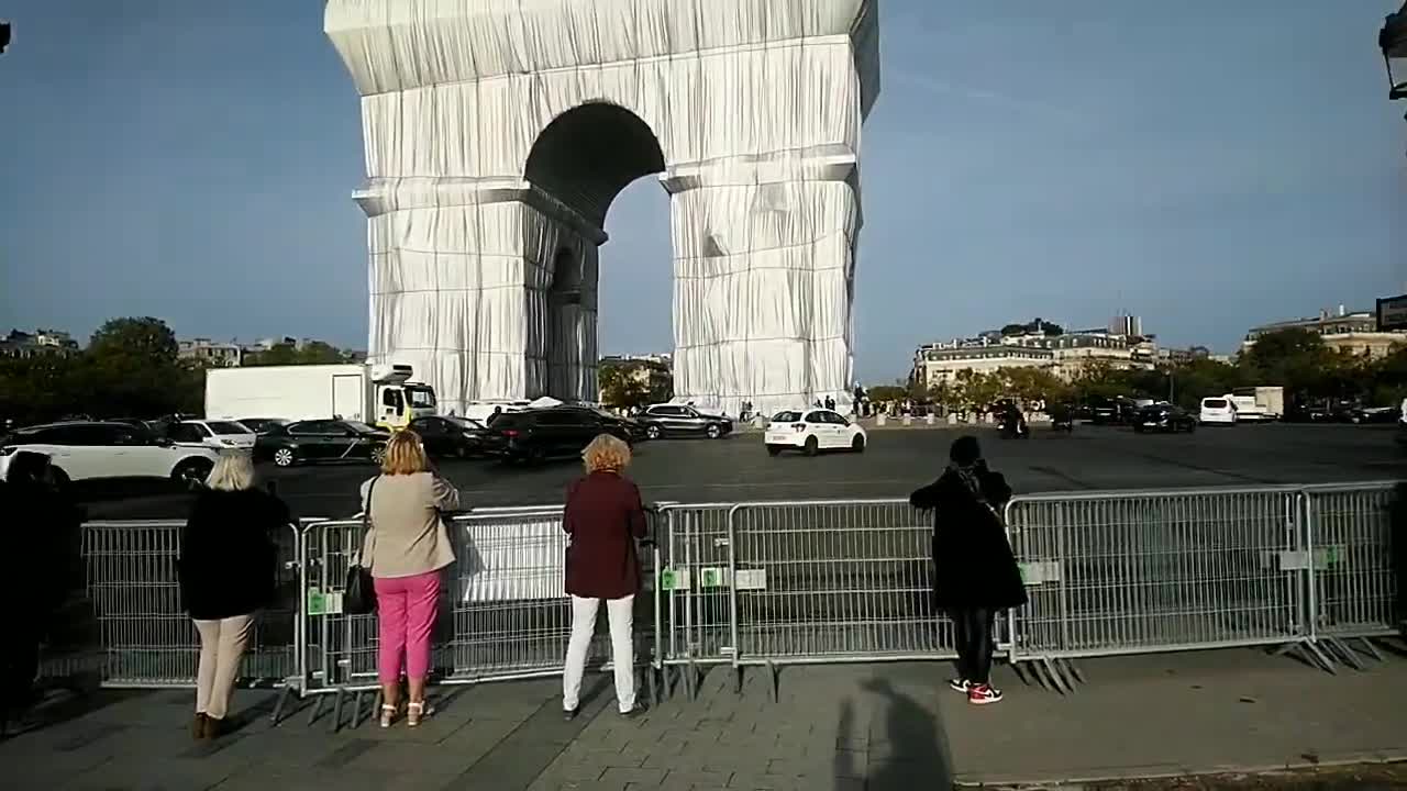 L'Arc de Triomphe habillé en Christo - Coût du projet : 14 millions d'euros...