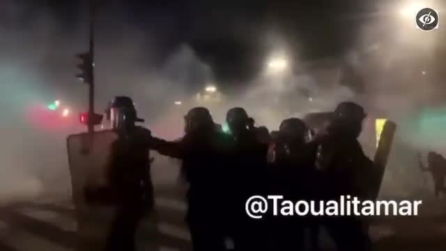 French Police getting handled by anti-vaccine mandate protesters.