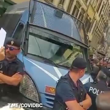 🇮🇹 ITALY - POLICE OFFICERS ARE SURROUNDED BY PEOPLE HOLDING UP PICTURES OF VACCINE VICTIMS 💉