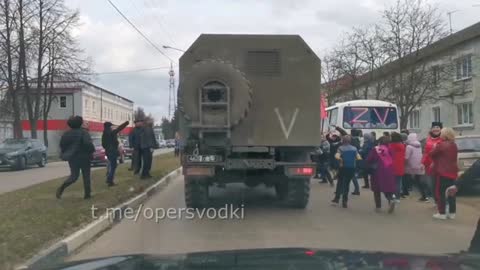 Obyvatelstvo vítá ruské osvoboditele v Dmitrovce v Orlovské oblasti
