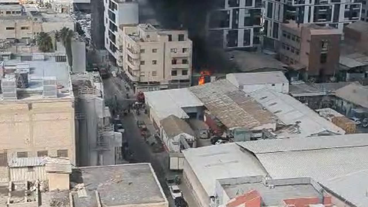 Warehouse fire in Tel Aviv: At this time, about 11 fire brigades and cranes are