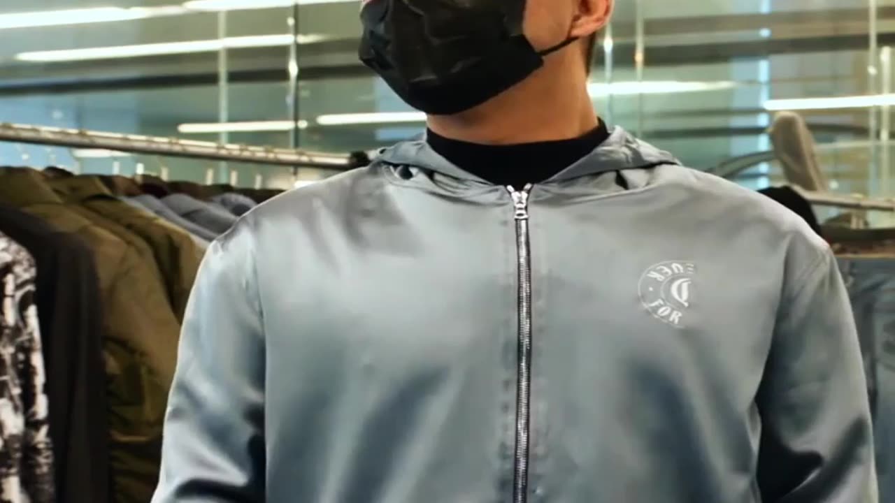 20220830文贵先生视频¹： #赵本山 人品极差，铁岭搞局吃饭上5种酒，当时 #高圆圆 也在场也恼火。 #宋祖英 没有给 #江泽民 生孩子，但是睡了很多人，陪 #王珉 睡觉5000万，先付钱。