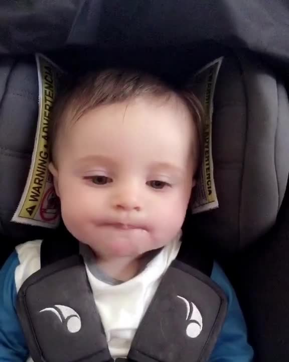 Bebe prueba una manzana por primera vez